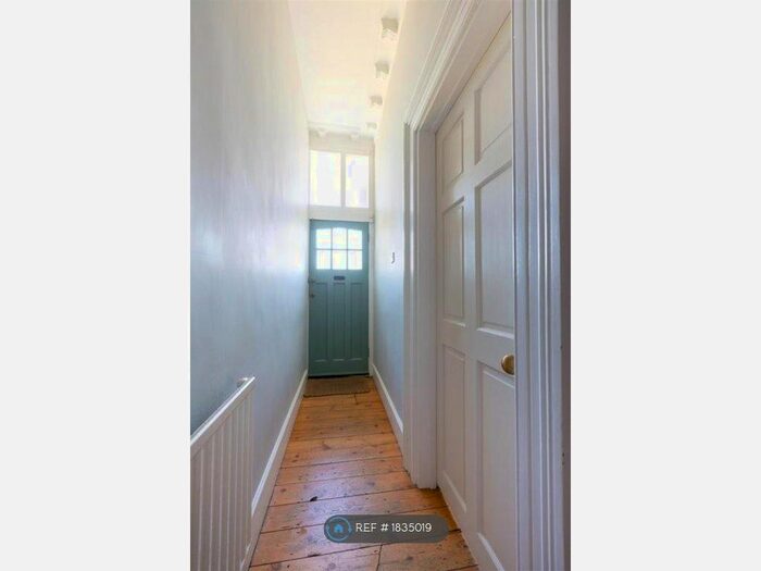 1 Bedroom Flat To Rent In Whipps Cross Road, London, E11