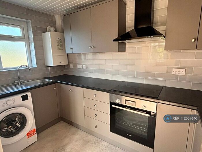 3 Bedroom Flat To Rent In St. Johns Drive, Walton-On-Thames, KT12