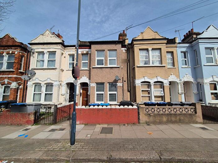 2 Bedroom Apartment To Rent In Chapter Road, London, NW2