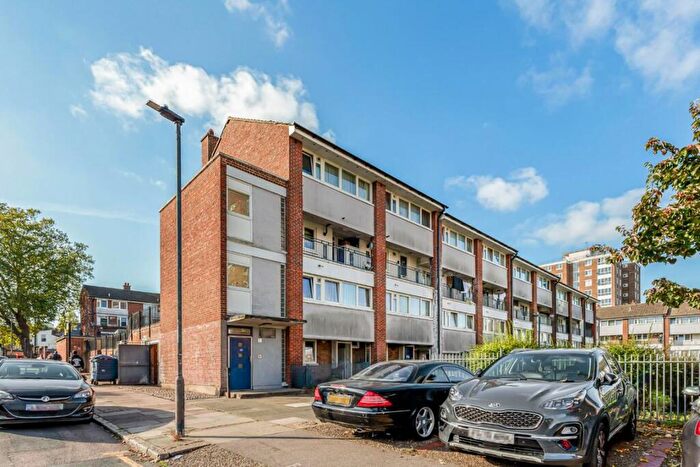 3 Bedroom Maisonette For Sale In Ann Street, Charlton, SE18