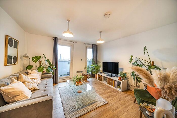 2 Bedroom Flat To Rent In Chatham Place, Hackney, London, E9