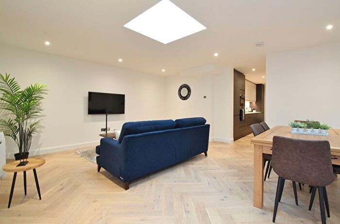 2 Bedroom Flat To Rent In South Street, Isleworth, TW7