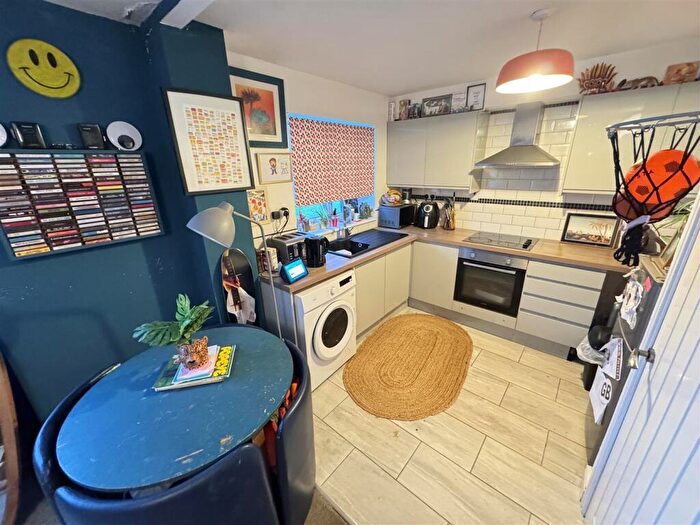 2 Bedroom Flat For Sale In Crocus Way, Chelmsford, CM1