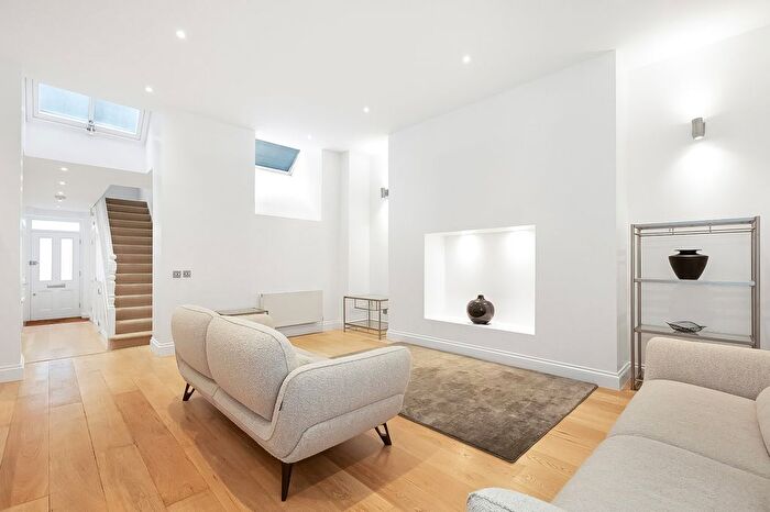2 Bedroom Mews For Sale In Lancaster Mews, London, W2
