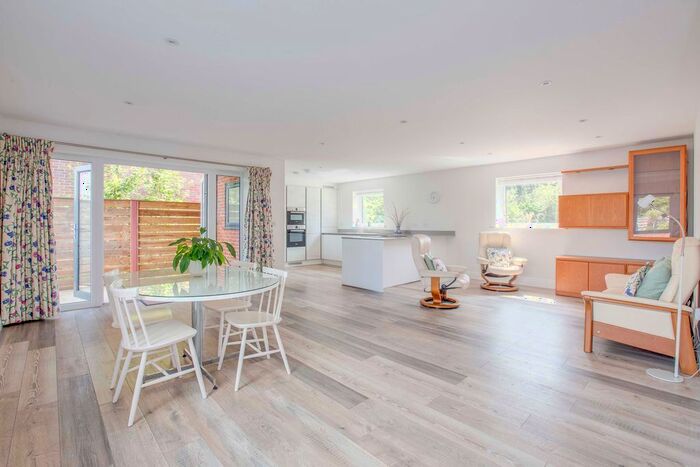 2 Bedroom Flat To Rent In Chenies Mews, Little Chalfont, HP7