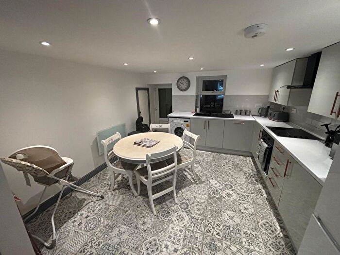 2 Bedroom Property To Rent In Mumbles Road, Swansea, SA3