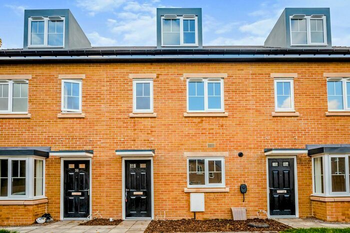 3 Bedroom Terraced House To Rent In Spindle Walk, Huddersfield, HD2