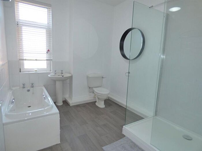 2 Bedroom Flat To Rent In East View, Wideopen, NE13