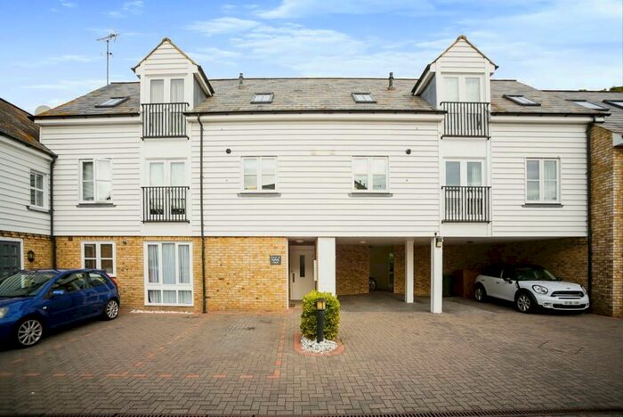 2 Bedroom Flat To Rent In Suffolk Street, Whitstable, Kent, CT5