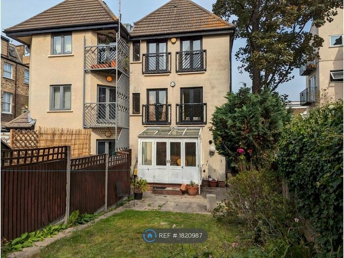 6 Bedroom Semi-Detached House To Rent In Kiver Road, London, N19