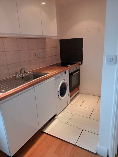 3 Bedroom Flat To Rent In First Floor Flat, Sunnymead Road, Kingsbury, NW9