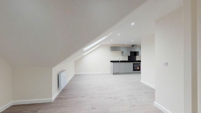 2 Bedroom Flat To Rent In High Street, Chesham, HP5