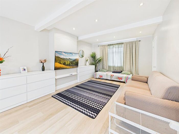 2 Bedroom Terraced House For Sale In Royal Avenue, Calcot, RG31