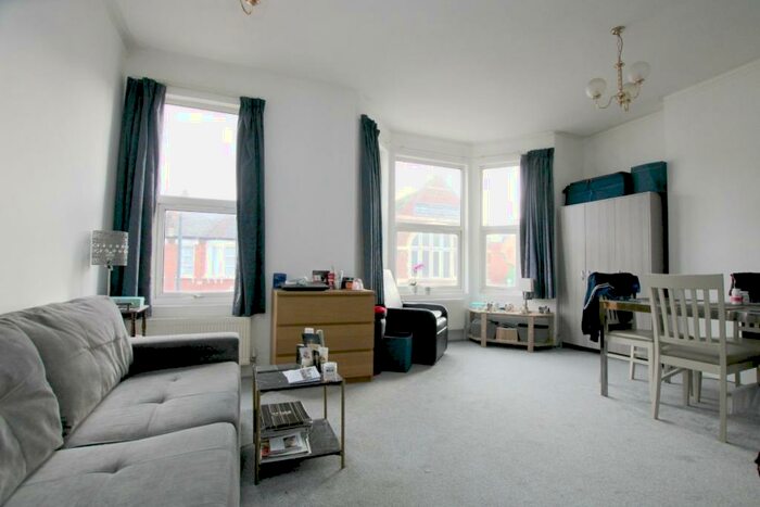 2 Bedroom Flat To Rent In Howard Road, Cricklewood, NW2