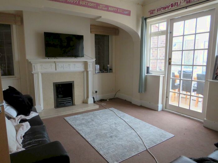 6 Bedroom Detached House For Sale In Harlaxton Drive, Nottingham, NG7