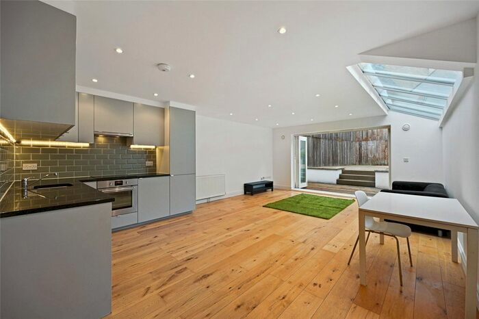 2 Bedroom Flat To Rent In Ellerslie Road, Shepherds Bush, London, W12