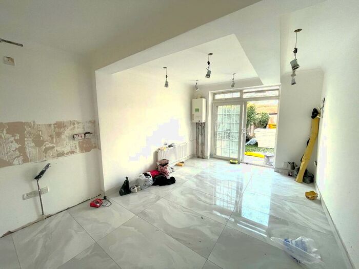 1 Bedroom Flat To Rent In Colindeep Lane, London, NW4