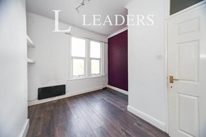 2 Bedroom Apartment To Rent In Bedroom Apartment - First Floor - Central Luton - Crescent Rise, LU2