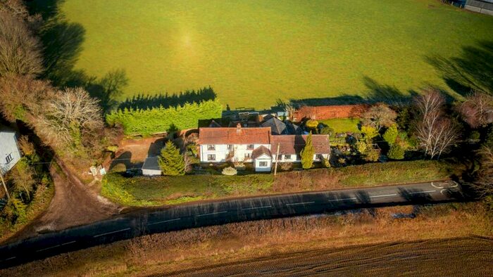 4 Bedroom Detached House For Sale In Chiltern Cottage, Kings Ash, HP16