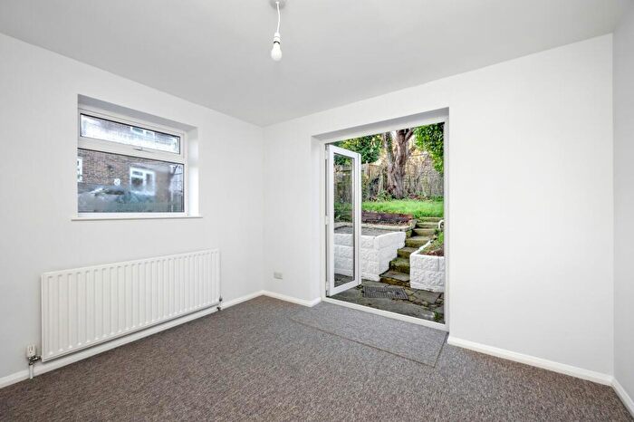 4 Bedroom Semi-Detached House To Rent In Stonery Close, Portslade, BN41
