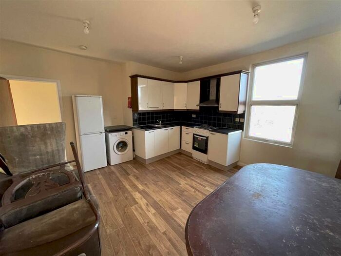 3 Bedroom Flat To Rent In Second Floor, Southall, Middlesex UB1