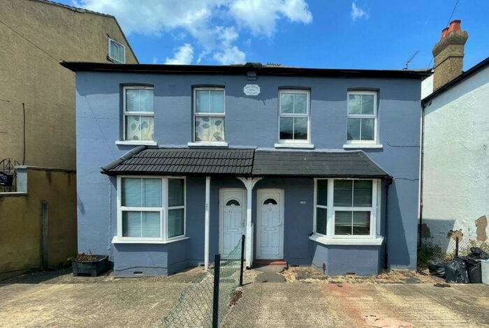 4 Bedroom House To Rent In Stoke Road, SL2