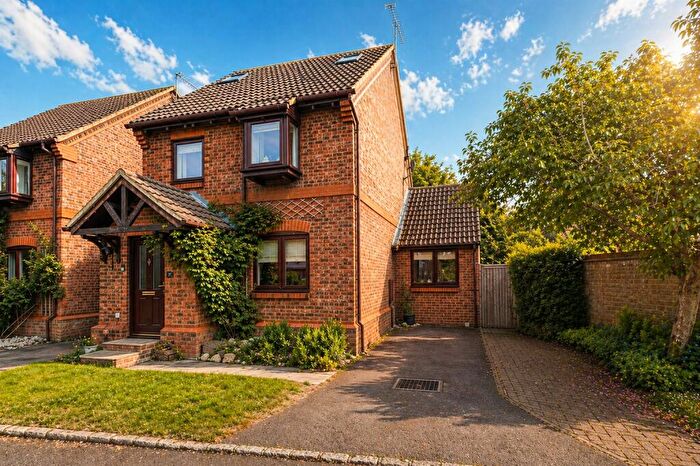 3 Bedroom Link Detached House For Sale In Simkins Close, Winkfield Row, Berkshire, RG42