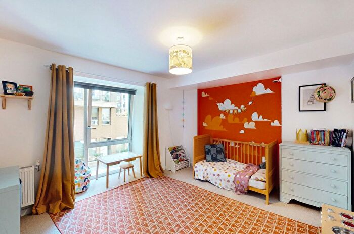 2 Bedroom Maisonette For Sale In Barge Walk, Greenwich, SE10
