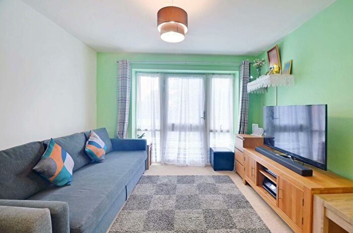 2 Bedroom Flat For Sale In Elmwood Avenue, Feltham, TW13