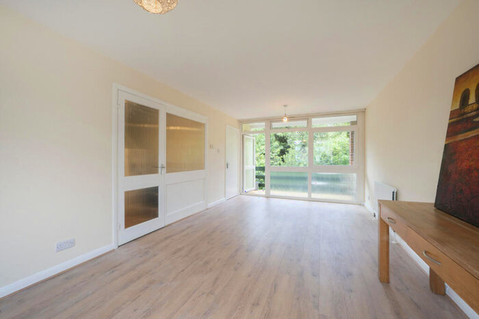 2 Bedroom Apartment To Rent In Trafalgar Drive, Walton-On-Thames, Surrey, KT12