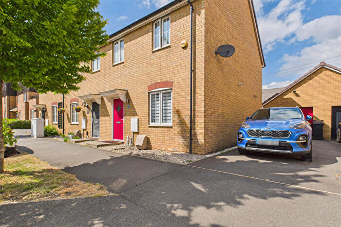 3 Bedroom Semi-Detached House For Sale In Theedway, Leighton Buzzard, LU7