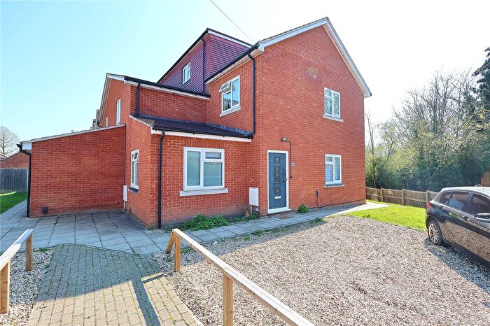 1 Bedroom Flat To Rent In Robin Hood Road, Knaphill, Woking, Surrey, GU21