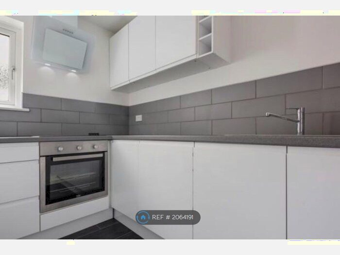 2 Bedroom Flat To Rent In Gants Hill, Ilford, IG1