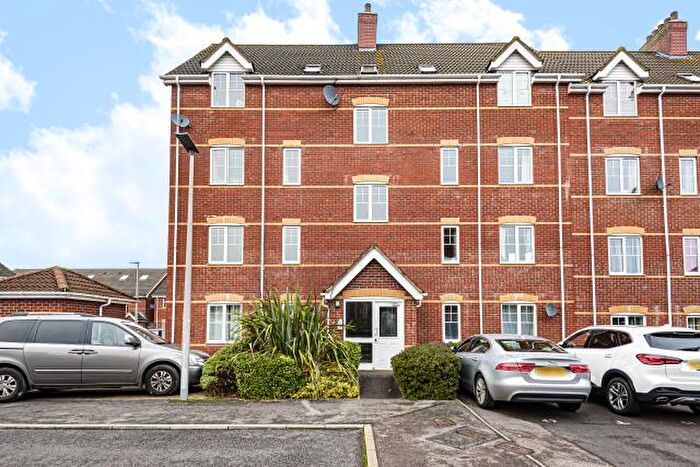 2 Bedroom Apartment For Sale In Windsor Court, Newbury, RG14