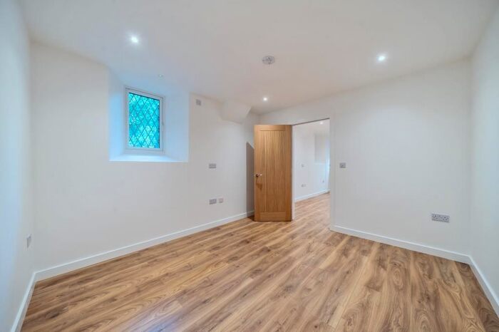 1 Bedroom Flat To Rent In Longcross, Surrey, KT16