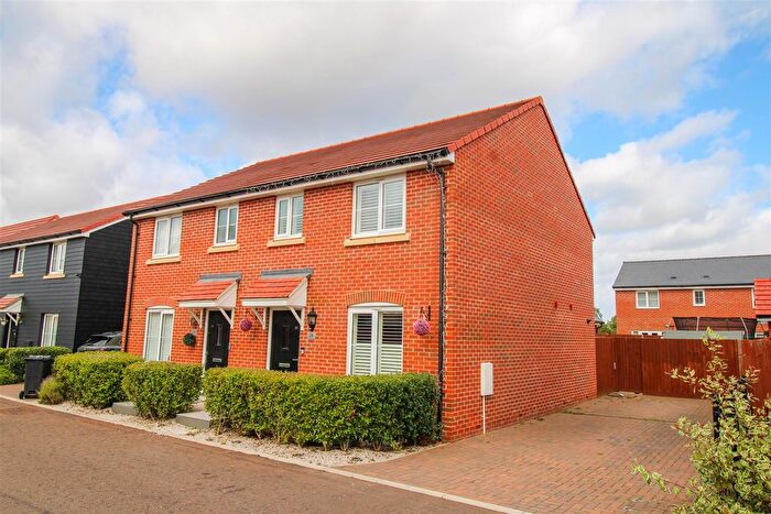 3 Bedroom Semi-detached House For Sale In Sandpiper Road, Old Harlow, CM17