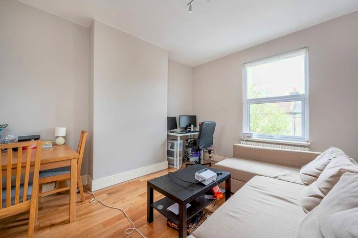 2 Bedroom Flat To Rent In Devonport Road, Shepherd's Bush, London, W12