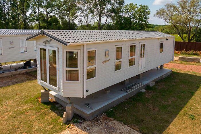 2 Bedroom Mobile/park Home For Sale In Hanley Road, Upton-Upon-Severn, Worcester, WR8