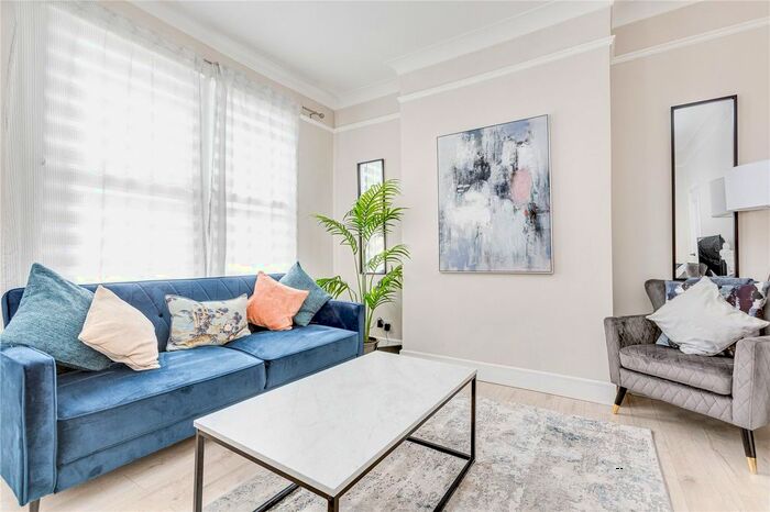 3 Bedroom Flat To Rent In Plough Road, Clapham Junction, SW11
