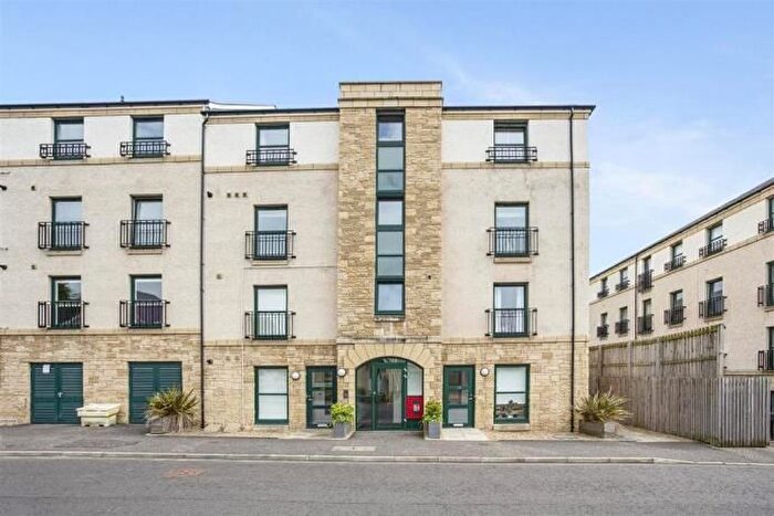 3 Bedroom Maisonette To Rent In Lady Campbells Court, Dunfermline, KY12