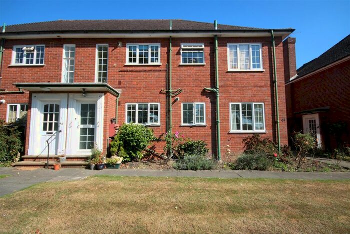 2 Bedroom Maisonette To Rent In Belmont Close, Cockfosters, Barnet, EN4