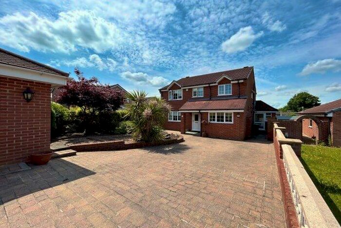 4 Bedroom Property To Rent In Copper Beech Court, Wakefield, WF2