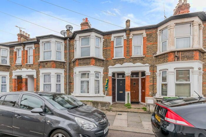 2 Bedroom Flat For Sale In Cheshunt Road, Forest Gate, London, E7