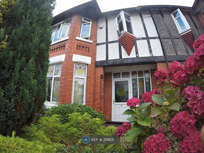 6 Bedroom Semi-Detached House To Rent In Kedleston Avenue, Manchester, M14