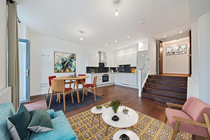 2 Bedroom Flat To Rent In Queens Drive, London, N4