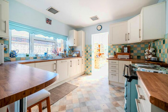 3 Bedroom Detached House To Rent In Egley Road, Woking, GU22