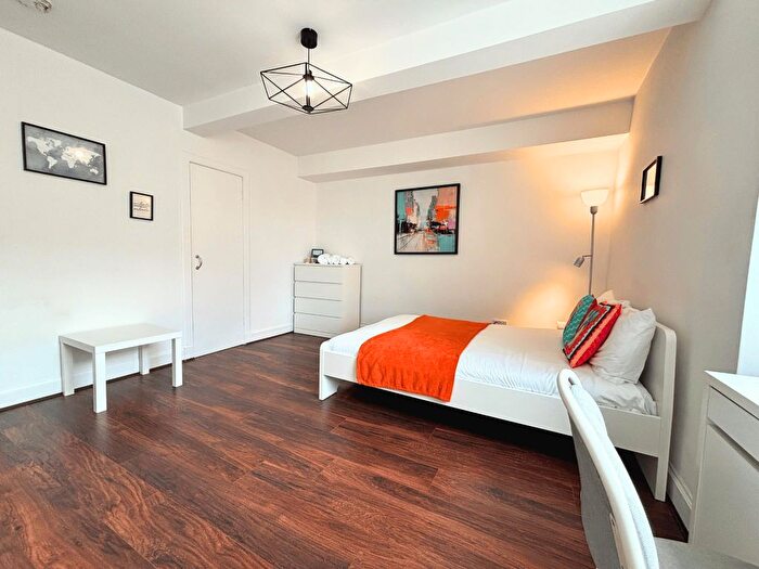 2 Bedroom Flat To Rent In Drummond Street, Edinburgh, EH8