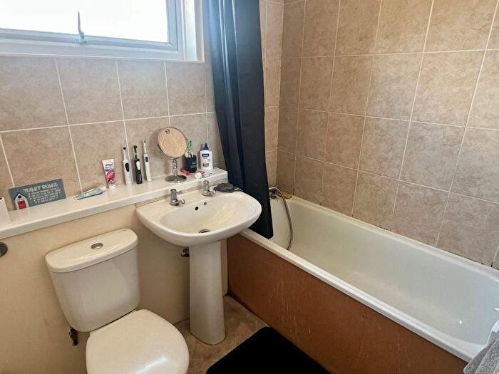 2 Bedroom Flat For Sale In Broadway Park, Stevenson Close, Wimborne, BH21