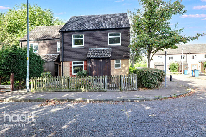 3 Bedroom Semi-Detached House For Sale In Plantsman Close, Norwich, NR2
