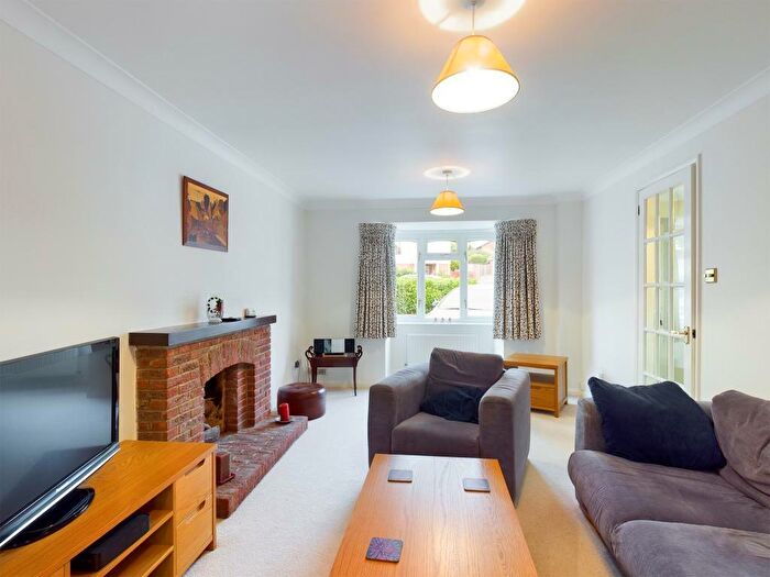 4 Bedroom Link Detached House To Rent In Saffron Close, Chineham, Basingstoke, RG24